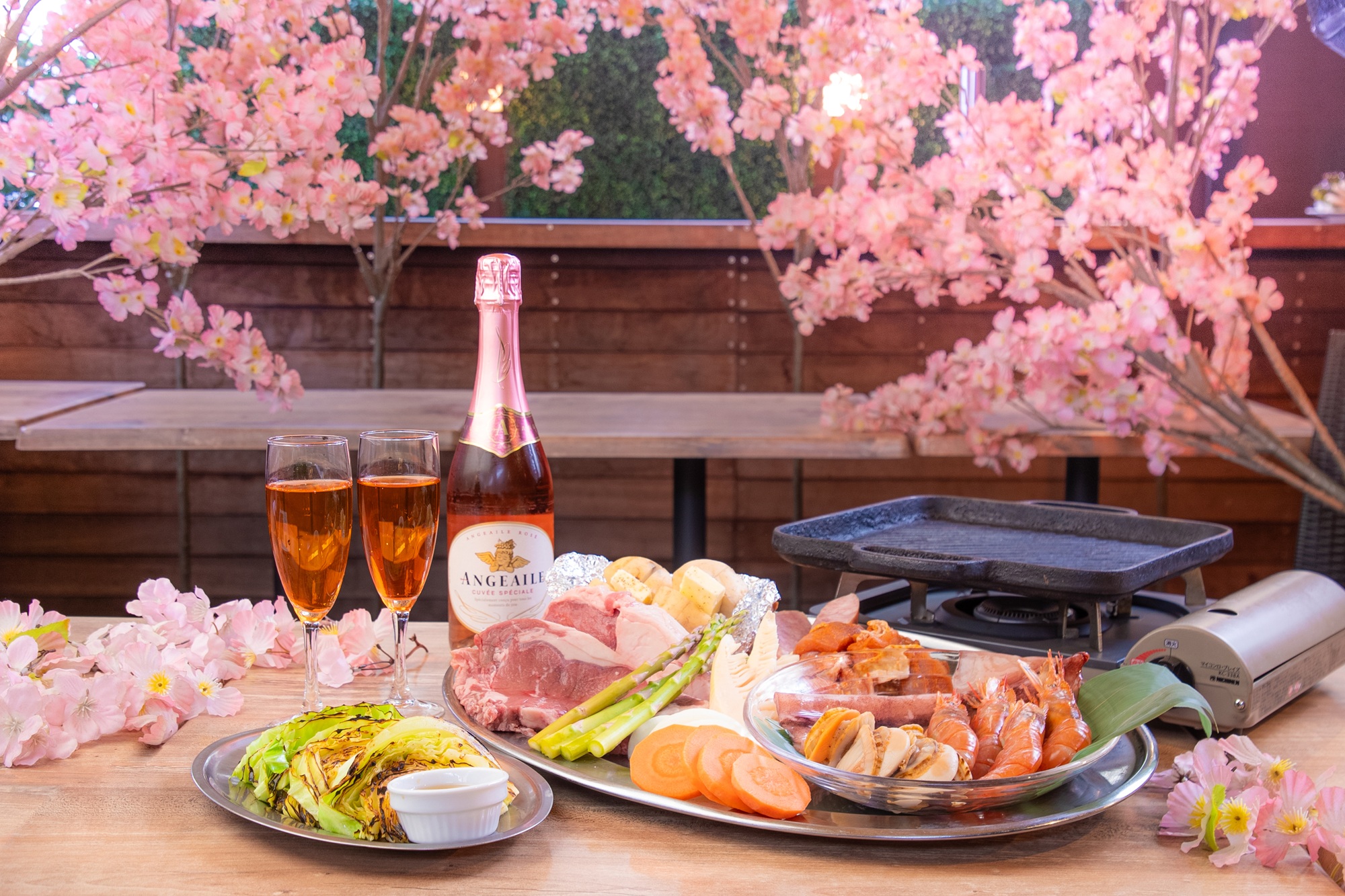 【春BBQ】焼いて、挟んで、ほおばる!新感覚の「桜テラスでピクニックBBQ」がバネバグース赤坂見附店に登場
